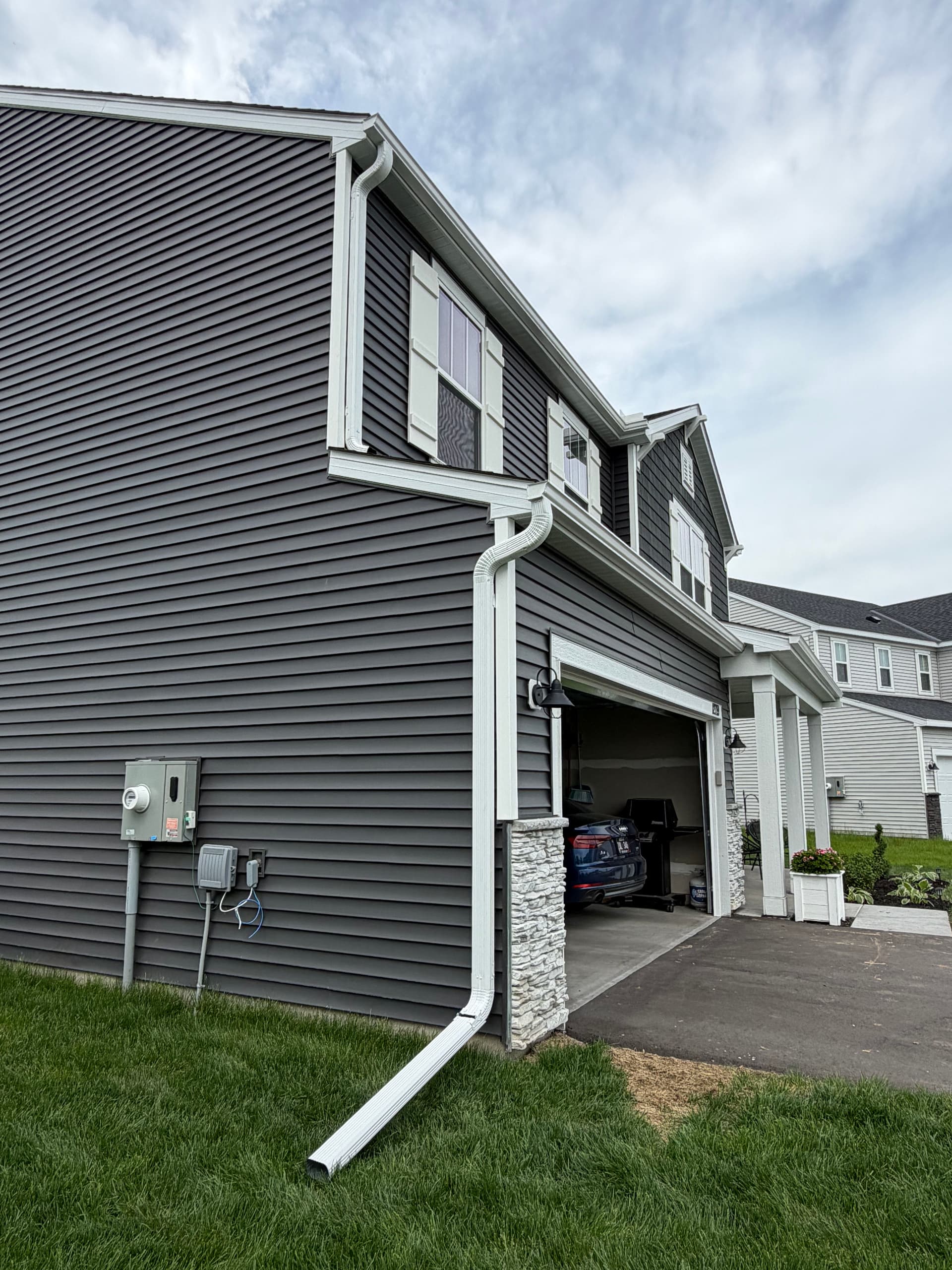 Gallery photos for Seamless Gutter Installation on a Rogers Home: Image #2
